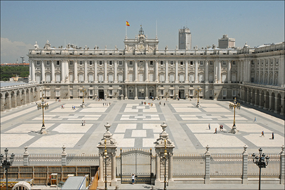 Disfruta del Palacio Real con un viaje barato en autobús a Madrid